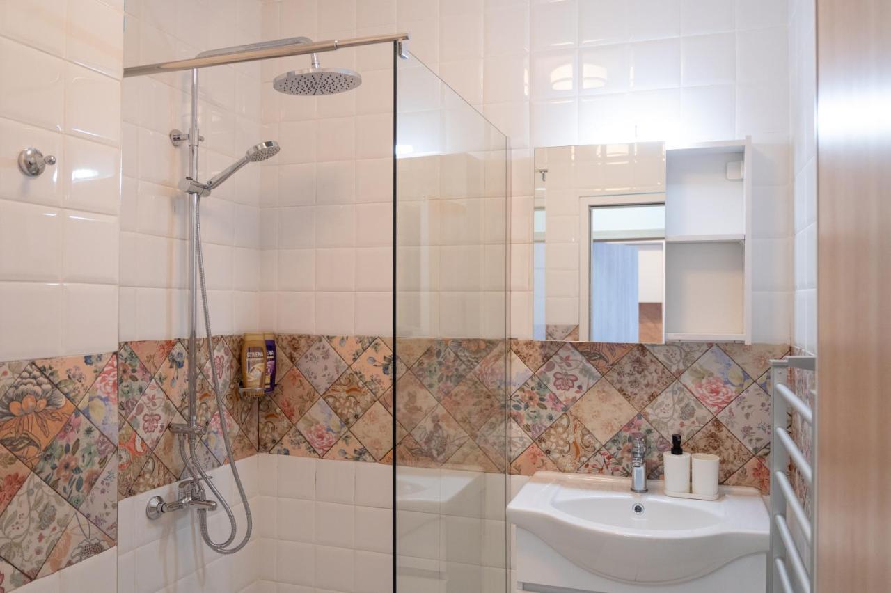 Sunny 1Bdr Apartment Near Center София Екстериор снимка